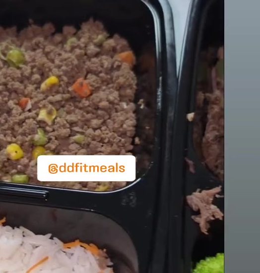 Bandeja con carne molida y vegetales junto a arroz blanco con zanahoria rallada