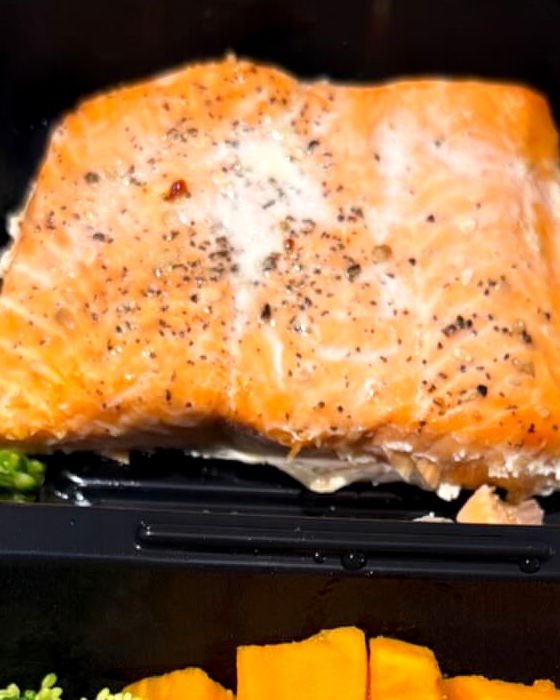 Salmón al horno con pimienta negra en una bandeja de dos compartimentos