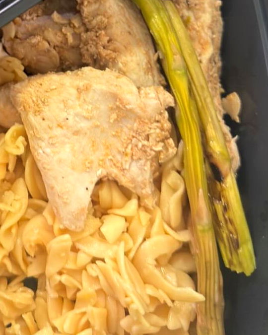 Pechuga de pollo con pasta y espárragos en una bandeja sellada